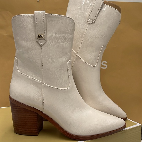 Michael Kors WAVERLY HEELED BOOTIE FAUX LEATHER
49F4WVME6L
LT CREAM - Picture 6 of 16